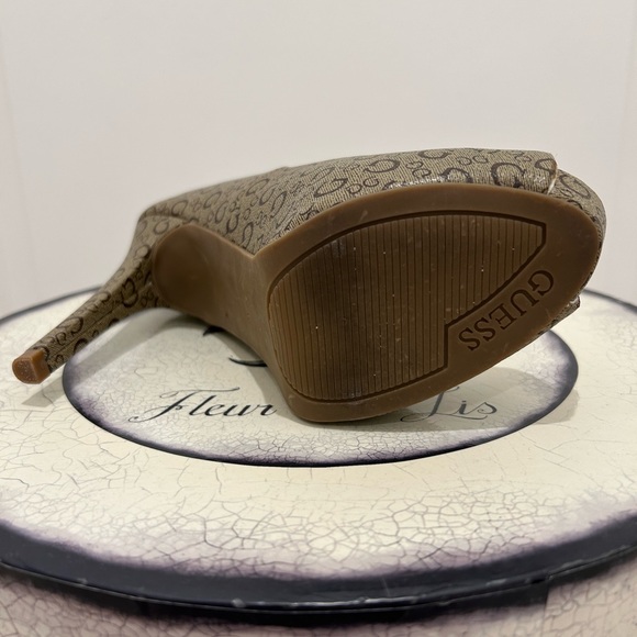 Guess wrapped heel platform pumps beige tan brown classic Guess logo print 5 1/2 - Picture 7 of 9